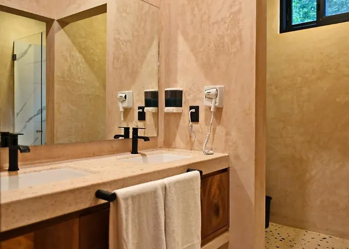 Luxury 5-br Oasis Golf, Private Pool, Beach!